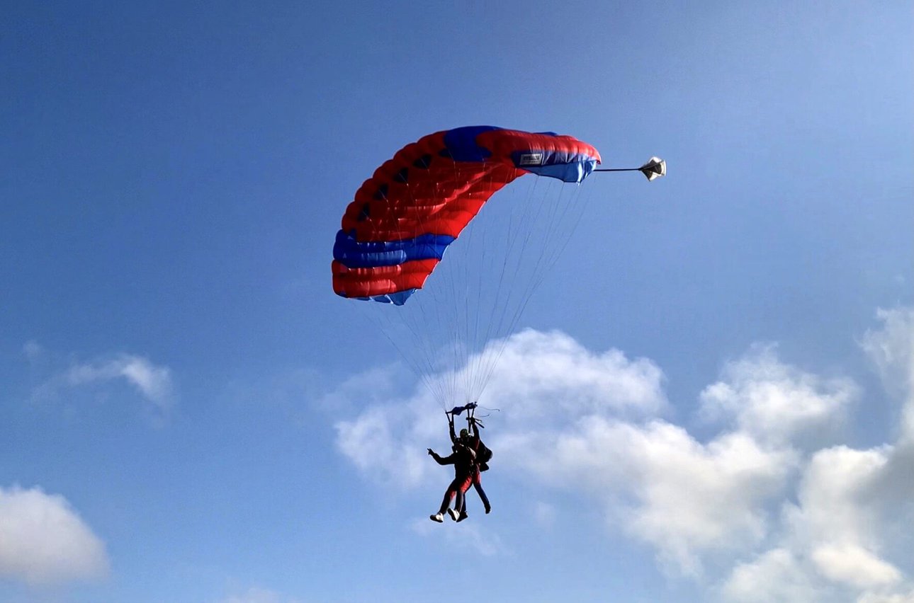 Прыжок с парашютом в тандеме в Санкт-Петербурге. Авиа клуб Parachuter